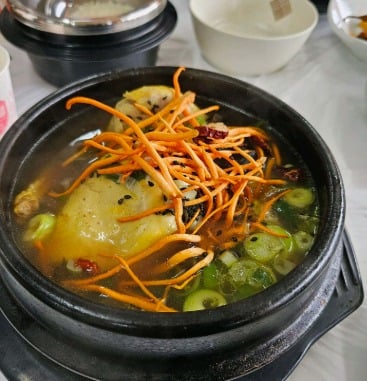 실제 사용 매장에서 동충하초를 올려 조리한 삼계탕